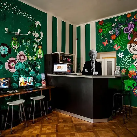 Art Hole Albergue